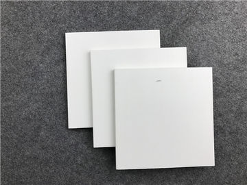 Buen precio Revestimiento blanco de la pared de WPC/tablones compuestos plásticos de madera de la pared en línea