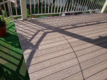Buen precio Los tableros de cubierta compuestos de WPC para el decking del jardín del decking del césped de las escaleras del wpc suben en línea