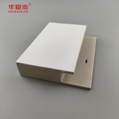 Buen precio Carcasa plana de capa blanca duradera de canal J superficie lisa blanca marco de puerta Wpc Decoración interior en línea
