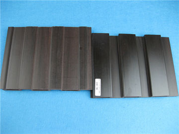 Buen precio ULTRAVIOLETA proteja los perfiles de la protuberancia del PVC/las tejas gris oscuro de la pared para el paseo marítimo en línea