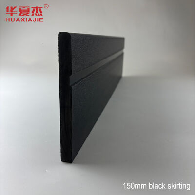 Buen precio Nuevo Producto Base de PVC Borad Negro Color Pvc Pantalón fácil de instalar A prueba de humedad para la decoración de paredes en línea