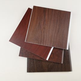 Los paneles de pared de madera oscuros del PVC del color, revestimiento de la pared del Pvc para el hotel u hogar