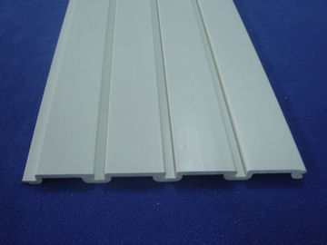 Buen precio El PVC de gama alta Slatwall del plástico artesona almacenamiento de la herramienta con los ganchos de la pared del listón en línea