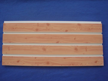 Buen precio Accesorio a prueba de humedad de los paneles del PVC Slatwall de los 4ft los 8ft modificado para requisitos particulares con la superficie de madera del grano en línea