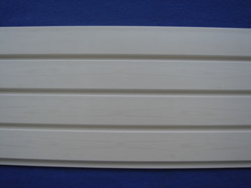 Buen precio Los paneles de rejilla del panel del PVC Slatwall del plástico/blancos de pared para el almacenamiento del sótano en línea