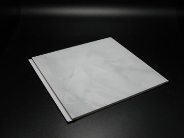 Buen precio Protuberancia que imprime la falsa teja del techo del PVC/los paneles plásticos decorativos en línea