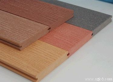 Buen precio Suelo compuesto plástico de madera coloreado del Decking de Wpc para el espacio al aire libre 140 * 25m m en línea