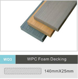 Buen precio Decking compuesto plástico de madera de la resistencia WPC del suelo al aire libre ultravioleta del Decking en línea